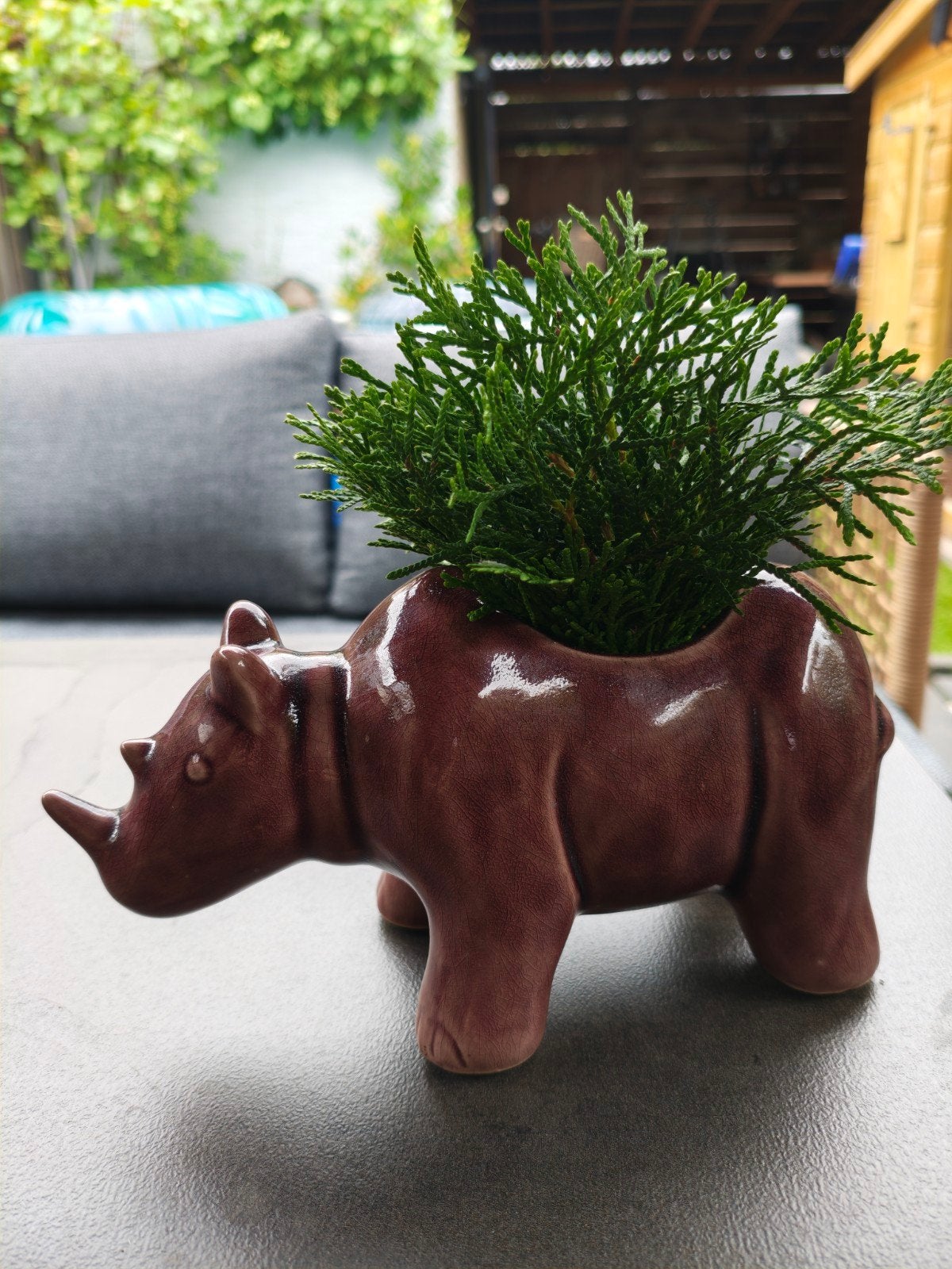 Bruinrode neushoorn plantenpot, zeer nette staat, Ophalen of Verzenden, Zo goed als nieuw, Bruin, Steen/keramiek