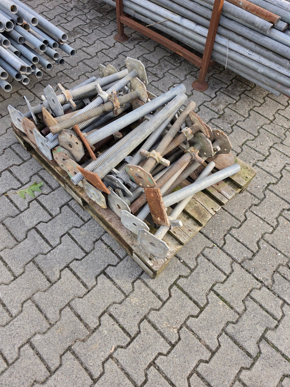 Foto 6 van Grote complete Gevelsteiger Te Koop (H-jukken buizen klemmen