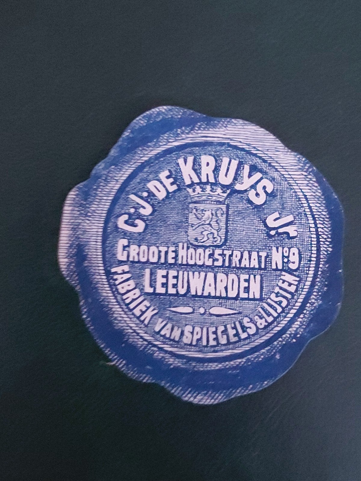 Sluitzegel C.J. de Kruys jr. Spiegels Lijsten Leeuwarden, Verzamelen, Merken en Reclamevoorwerpen, Ophalen of Verzenden, Gebruikt