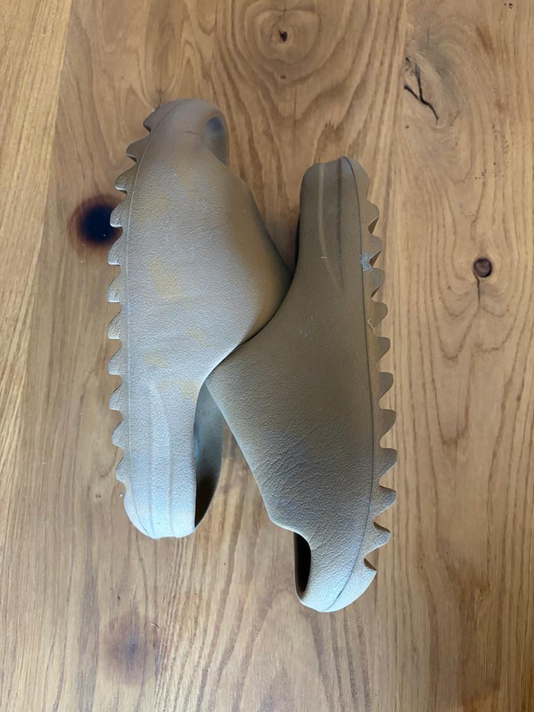 Adidas Yeezy Slide 'Ochre' - Maat 38, Ophalen of Verzenden, Gedragen, Overige kleuren, Slippers