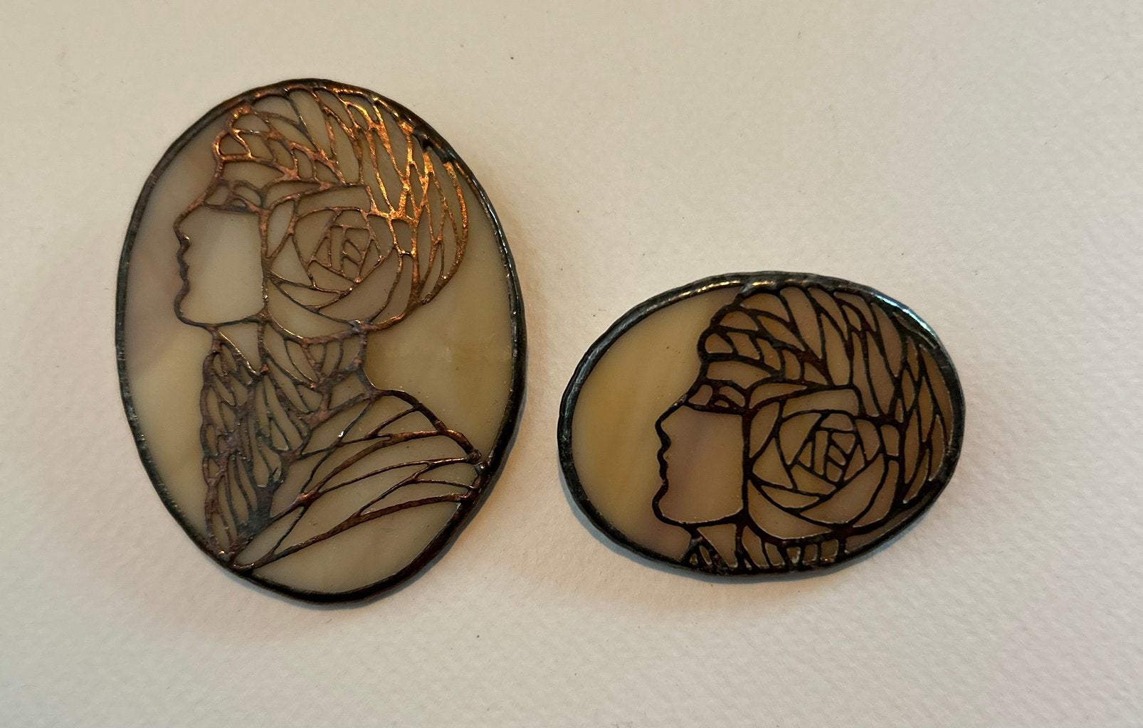 2 x glas in lood broche, zeer bijzonder, samen te koop, Sieraden, Tassen en Uiterlijk, Overige materialen, Nieuw, Ophalen of Verzenden