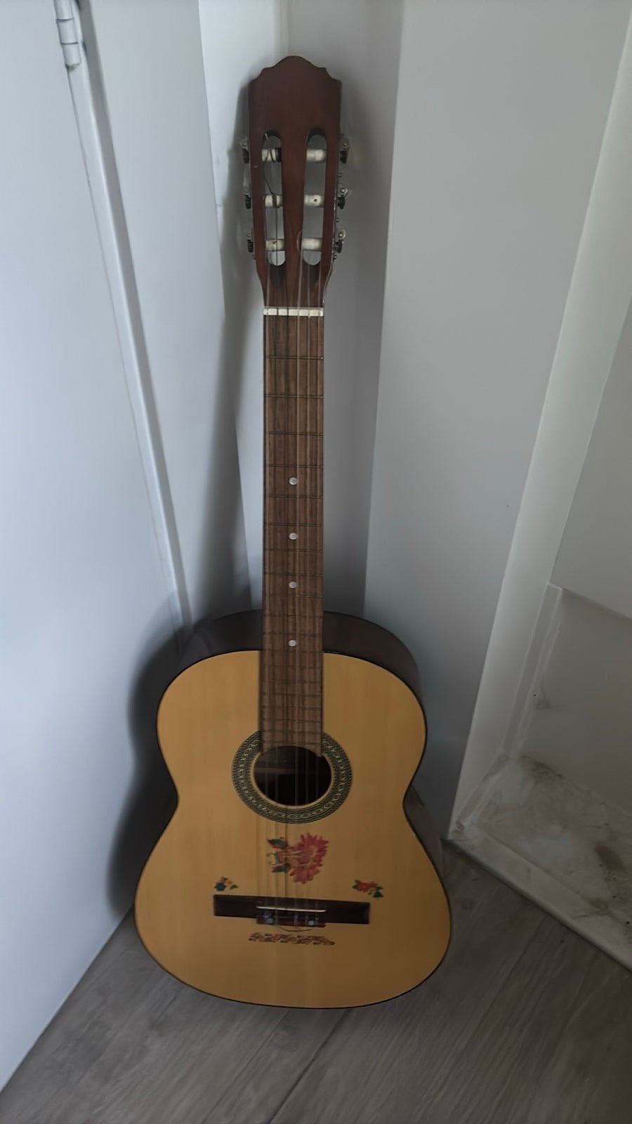 Klassieke gitaar met bloemmotief, Ophalen of Verzenden, Gebruikt, Klassieke of Spaanse gitaar