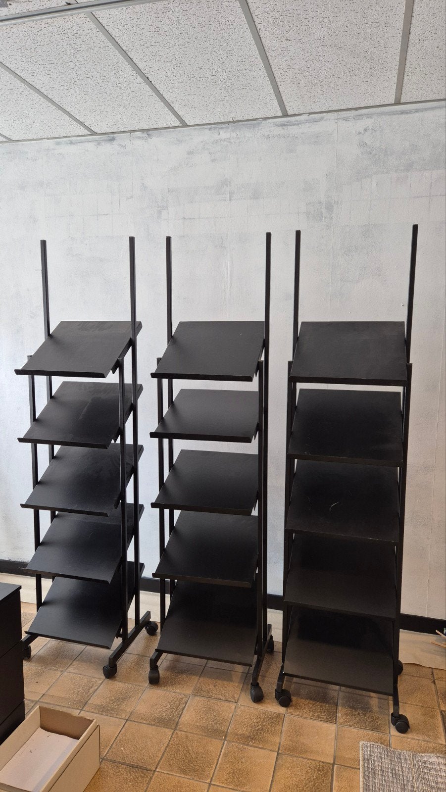 Zwart metalen displayrek op wielen - 3 stuks, Ophalen, Gebruikt