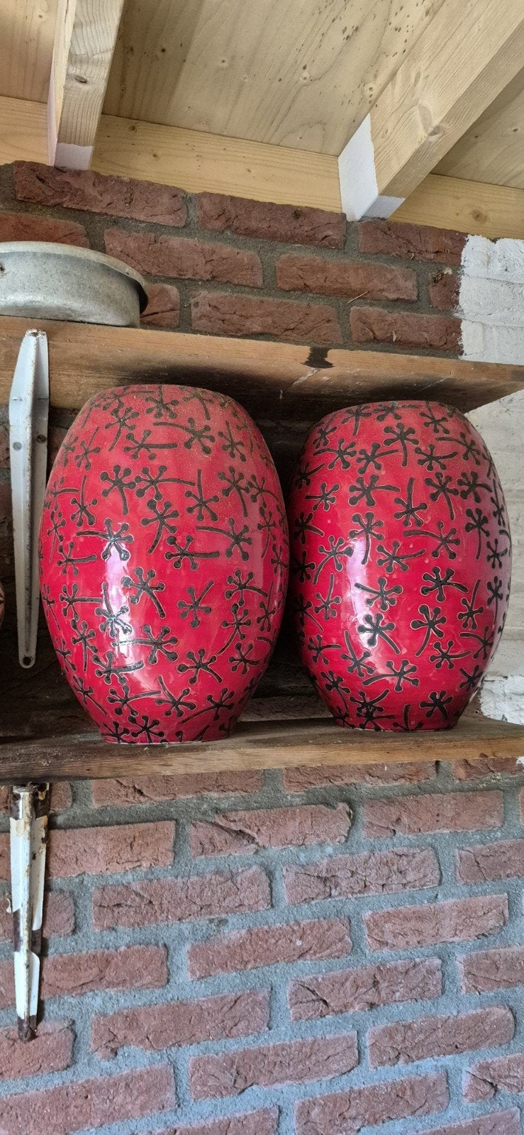 Set van 2 rode vazen met zwart patroon, 35cm hoog, Ophalen