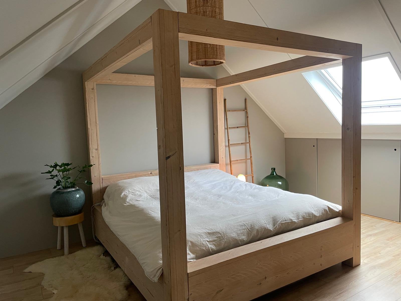 Uniek massief houten hemelbed 180x200 met elektrische bodems, Ophalen, Bruin, Tweepersoons, 180 cm