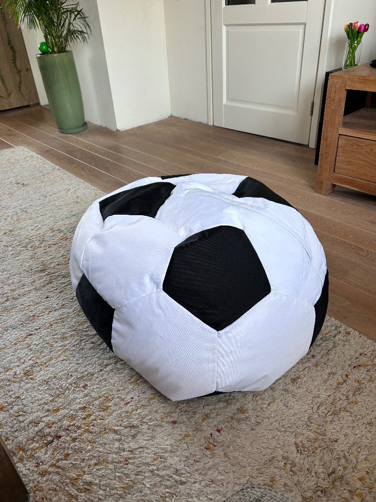 Te koop aangeboden mooie voetbal zitzak, Ophalen, Zo goed als nieuw, Wit, Zitzak