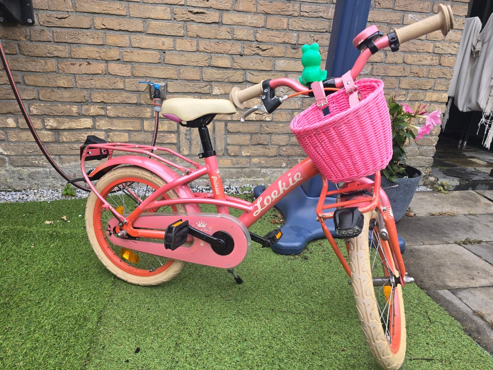 Roze kinderfiets 16 inch met zijwieltjes en mandje, Terugtraprem, Zijwieltjes, Ophalen of Verzenden, Lookie