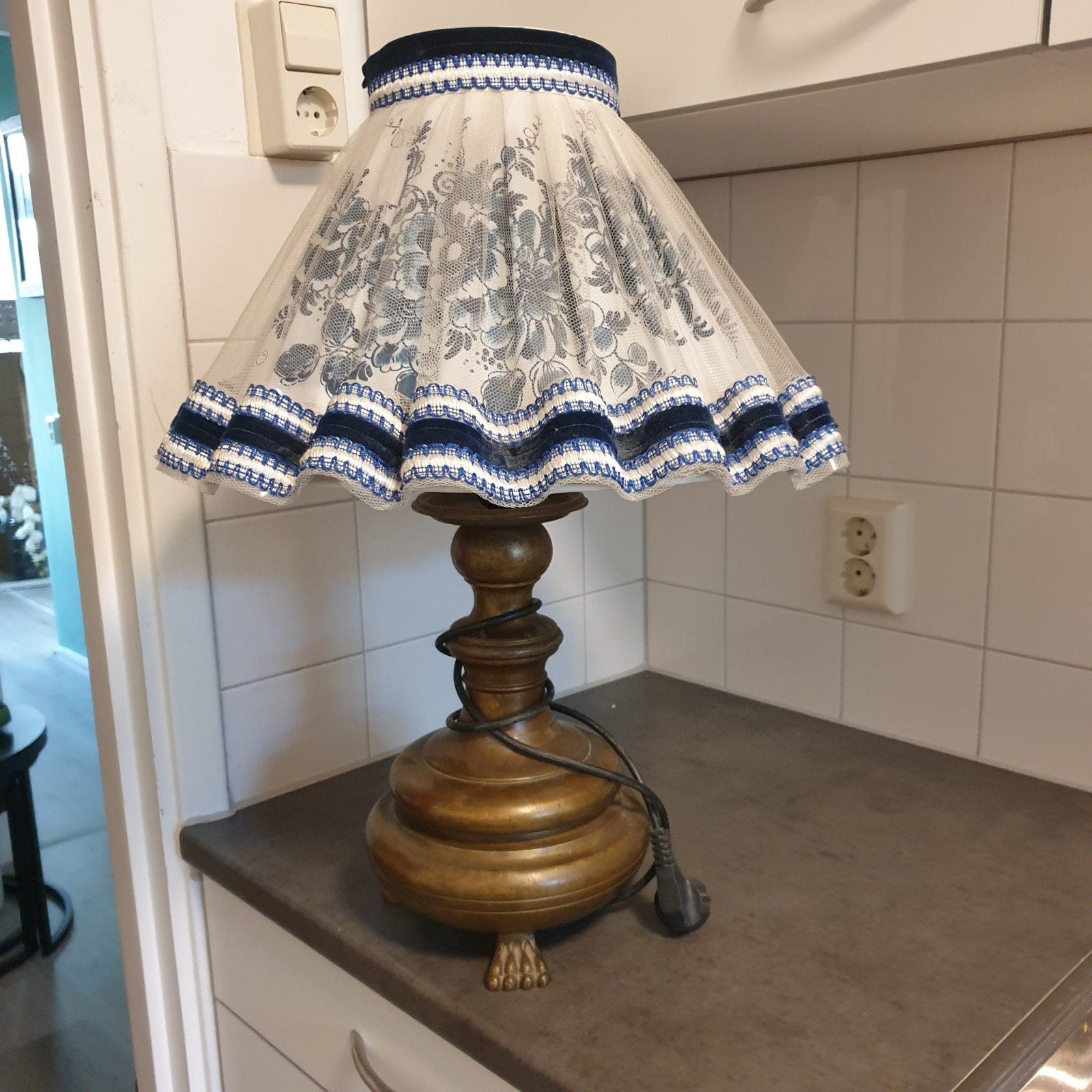 Antieke bronzen tafellamp met kanten kap, Ophalen of Verzenden