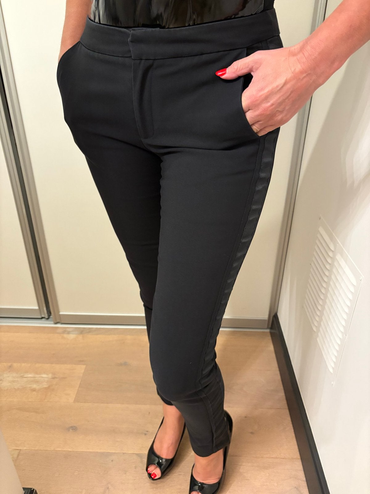 Elegante zwarte broek met satijnen bies - XS, Verzenden, Zwart, Zo goed als nieuw, Maat 34 (XS) of kleiner