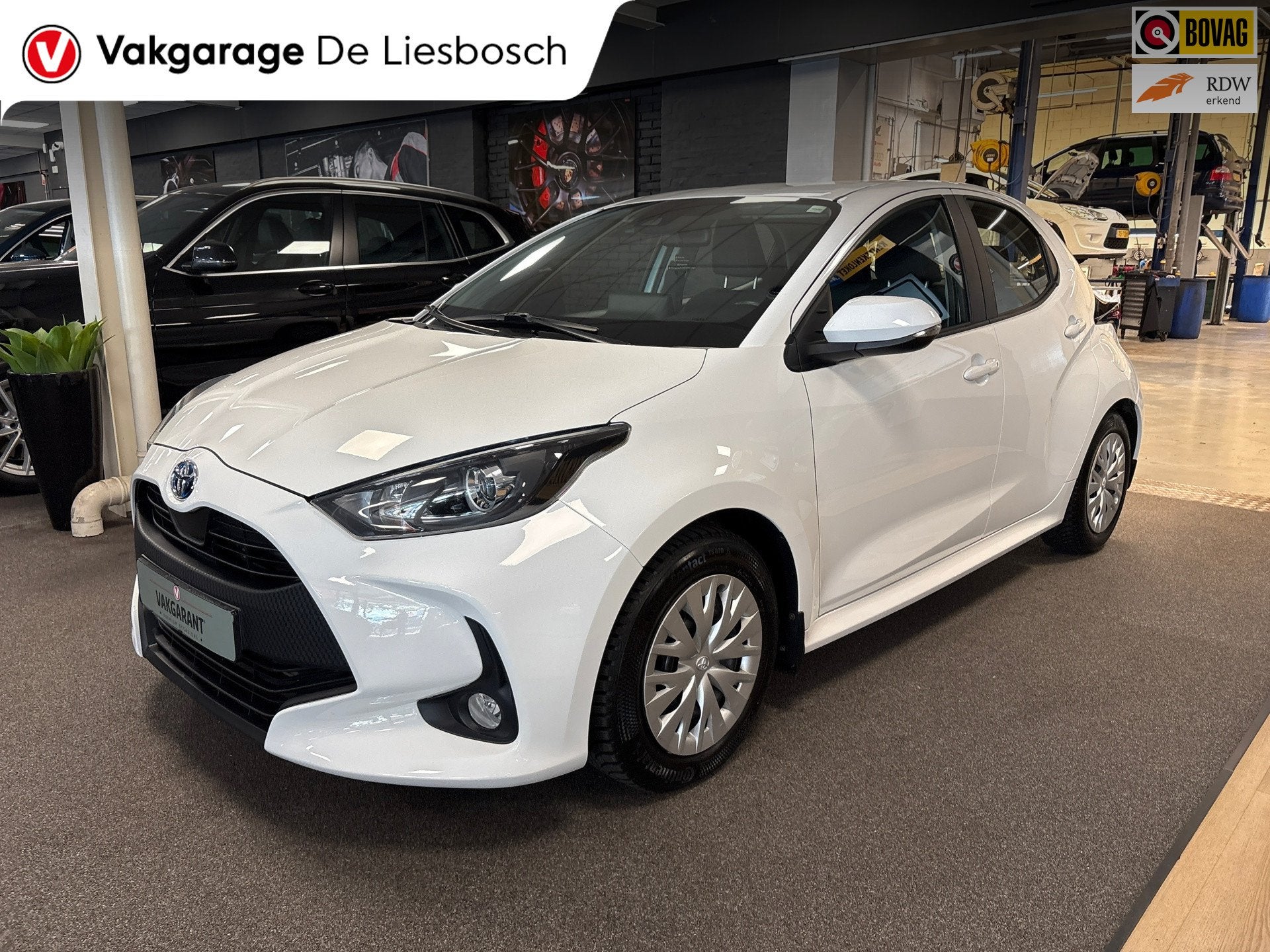 Toyota Yaris 1.5 Hybrid 115 Comfort/navi/camera/cruisec/lane, Gebruikt, Euro 6, 450 kg, Wit