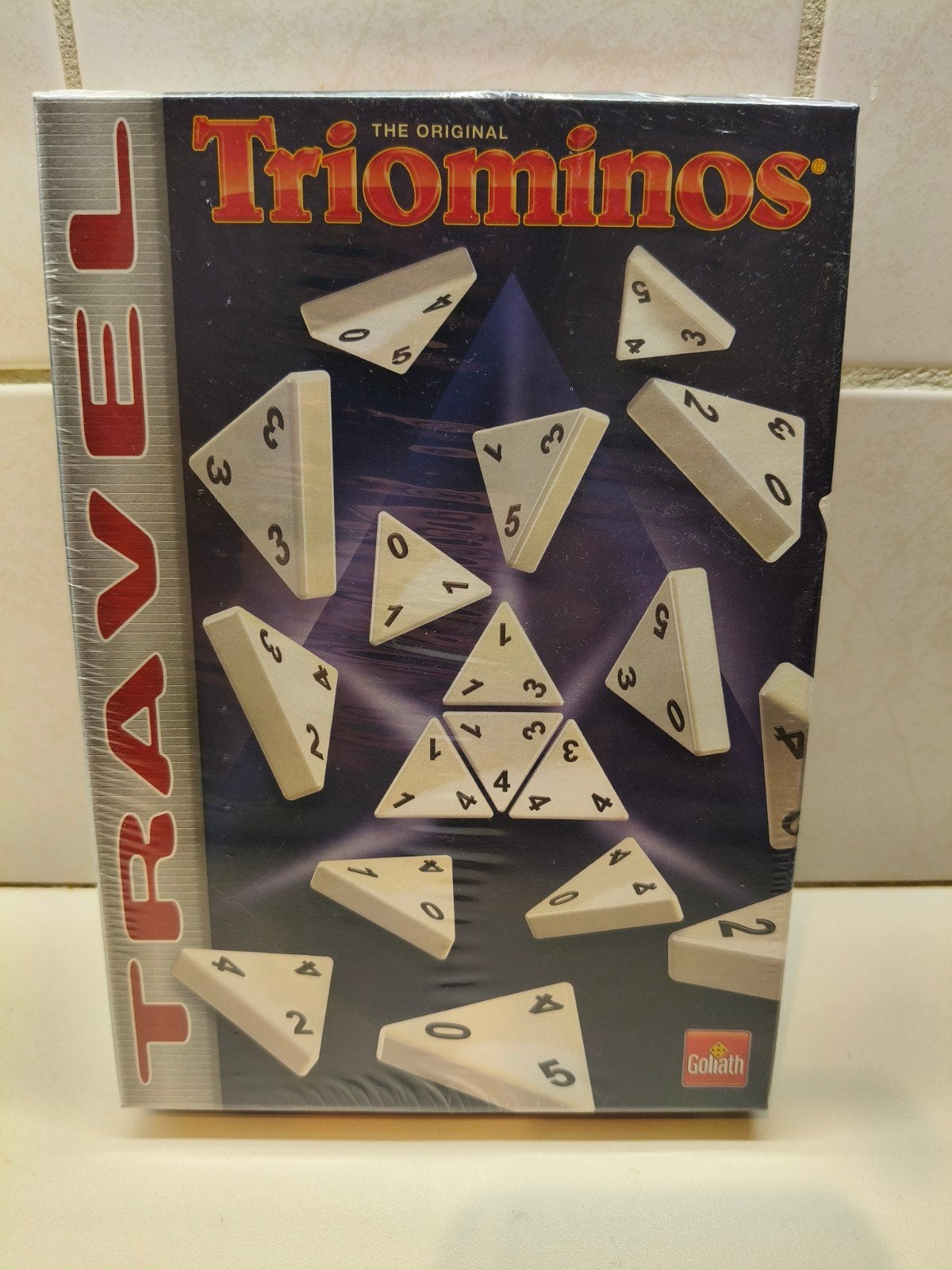 Triominos Travel - Het Originele Driehoek Domino Spel nieuw!, Goliath, Nieuw, Ophalen of Verzenden, Een of twee spelers