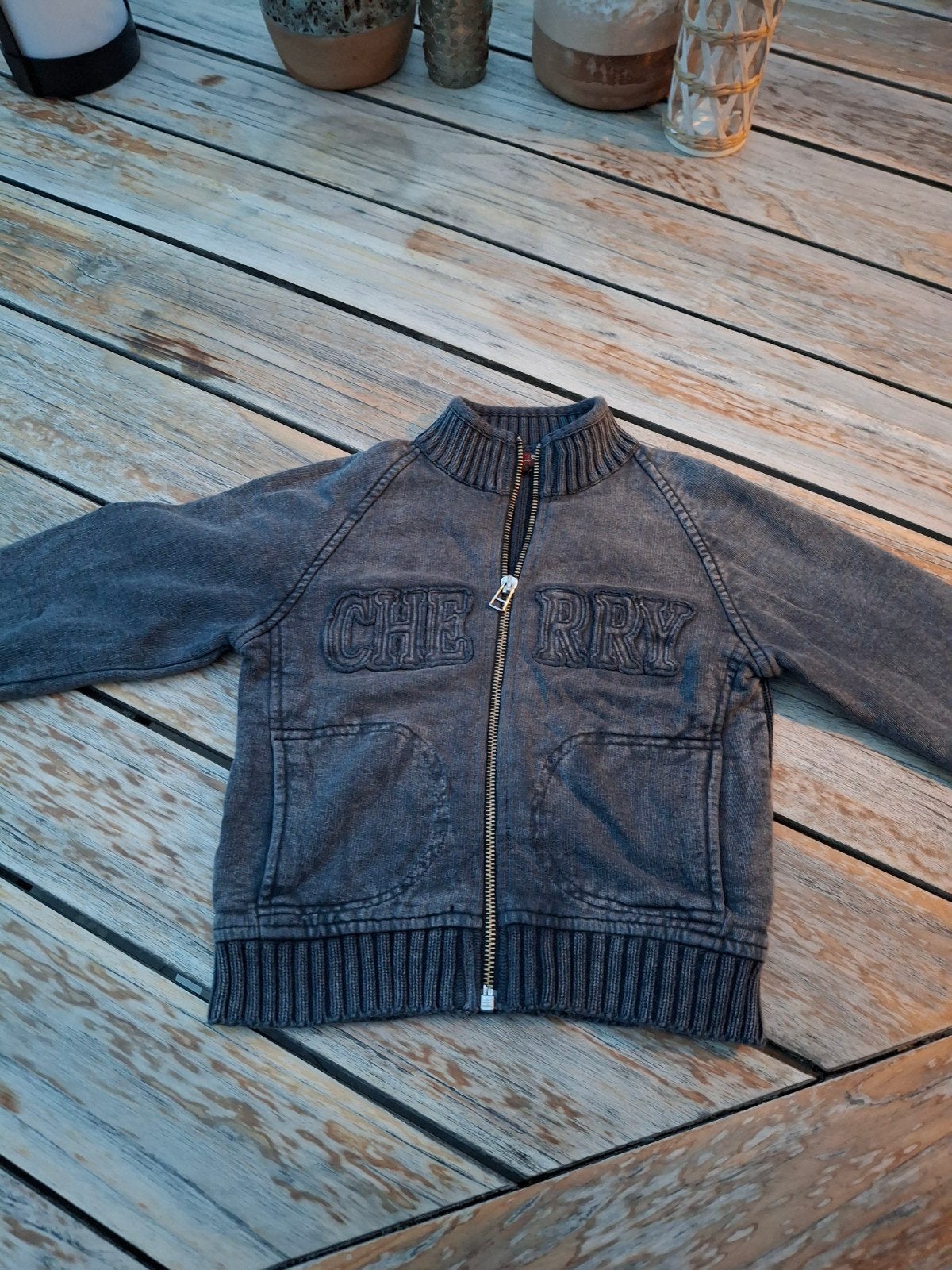 Stoer grijs vest met rits voor kinderen - CKS maat 110, Kinderen en Baby's, Kinderkleding | Maat 110, Gebruikt, Trui of Vest, Ophalen of Verzenden