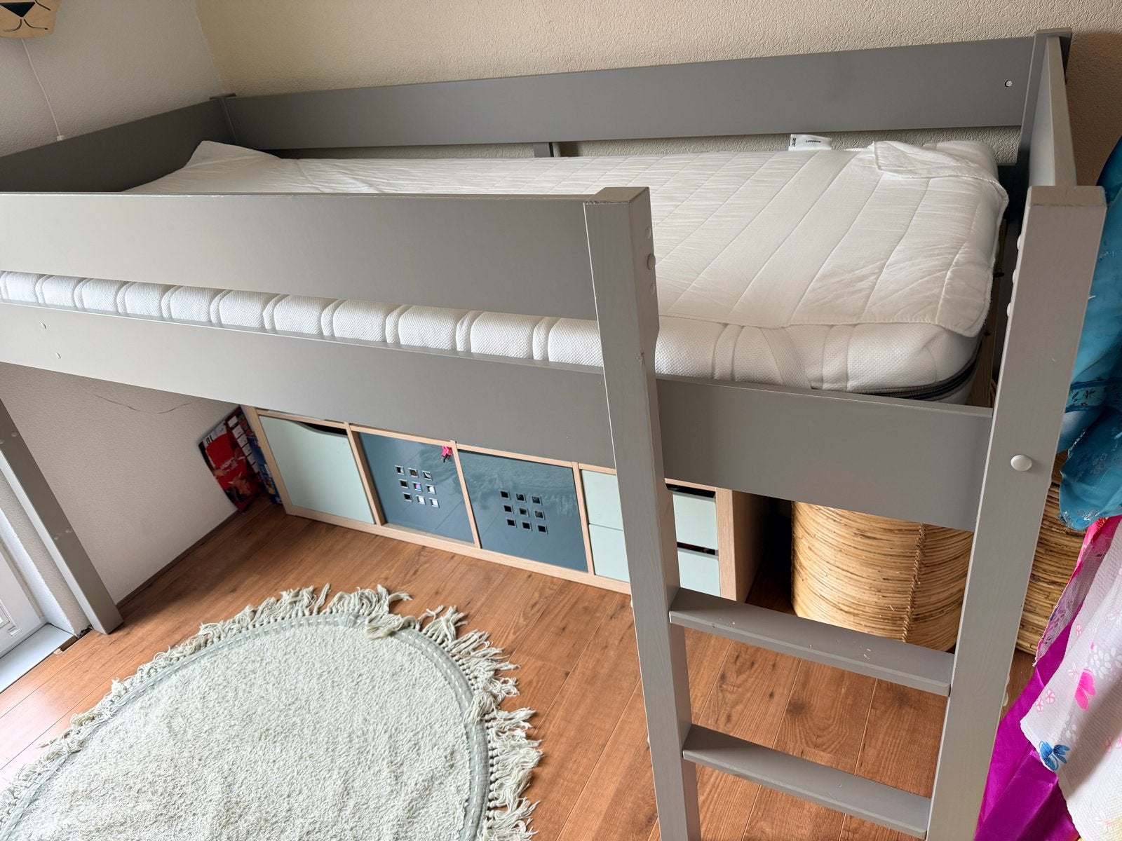 Half Hoogslaper grijs met lattenbodem en matras, Ophalen, Gebruikt, 90 cm, Eenpersoons