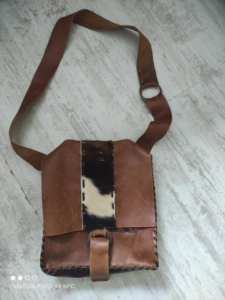 Aparte hippy leren tas met strook koeievel bruin, Ophalen of Verzenden, Zo goed als nieuw, Bruin, Leer