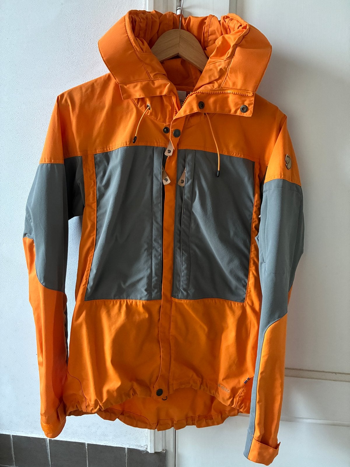 Fjällräven Keb heren S Outdoor Jas Oranje/Grijs - Maat S, Ophalen of Verzenden, Zo goed als nieuw, Maat 46 (S) of kleiner, Oranje