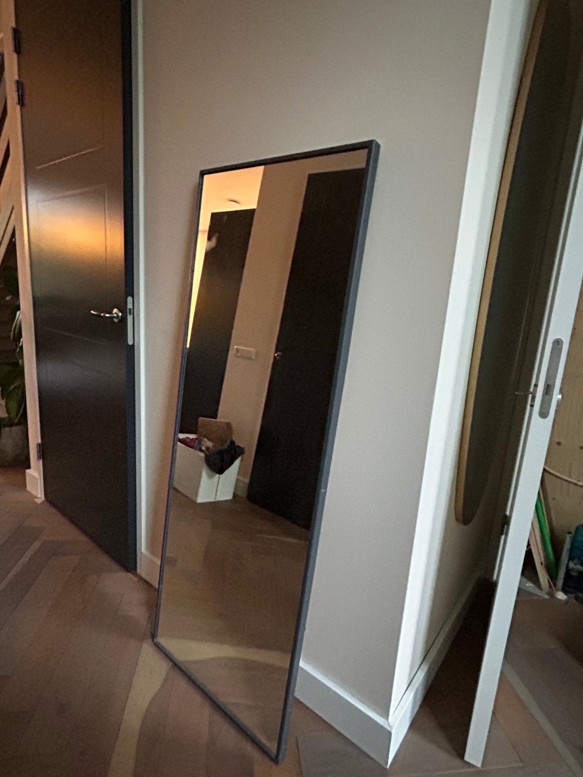 Grote staande spiegel met slank zwart frame, Huis en Inrichting, Woonaccessoires | Spiegels, Ophalen, 200 cm of meer, Zo goed als nieuw