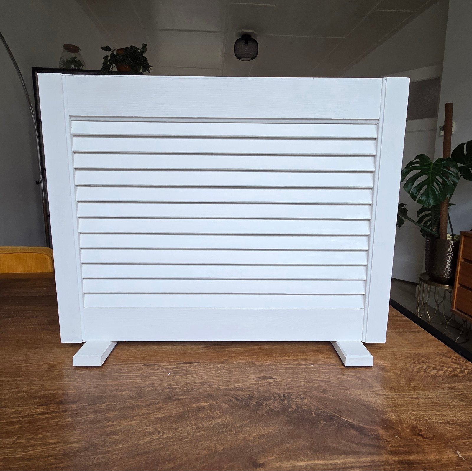 Witte houten raamscherm in louvrestijl, Ophalen