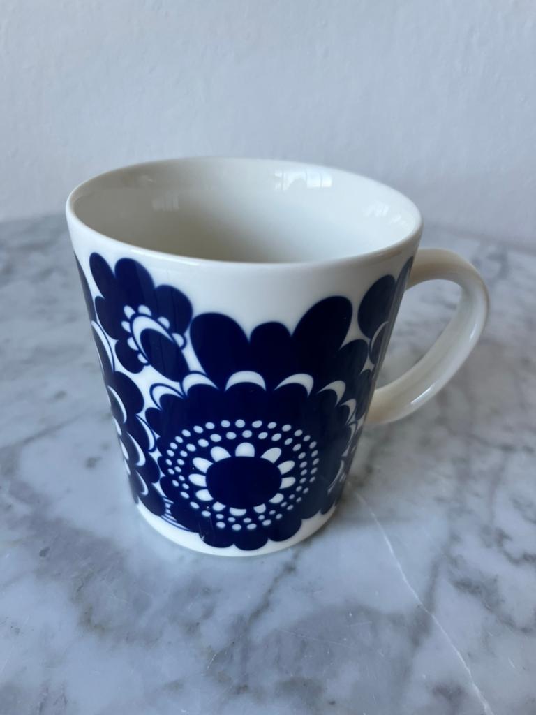 Arabia Esteri 1973 Mok - Blauw Bloemmotief, Keramiek, Ophalen of Verzenden, Zo goed als nieuw, Overige stijlen