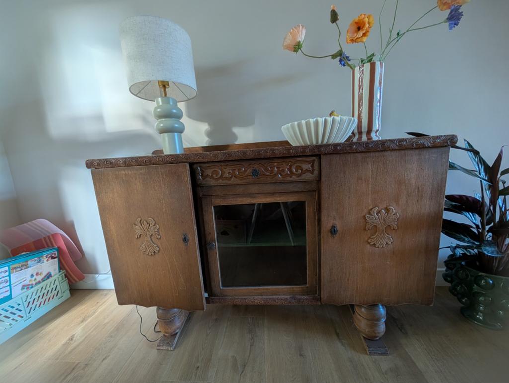 Vintage dressoir met houtsnijwerk en opbergruimte, Ophalen of Verzenden