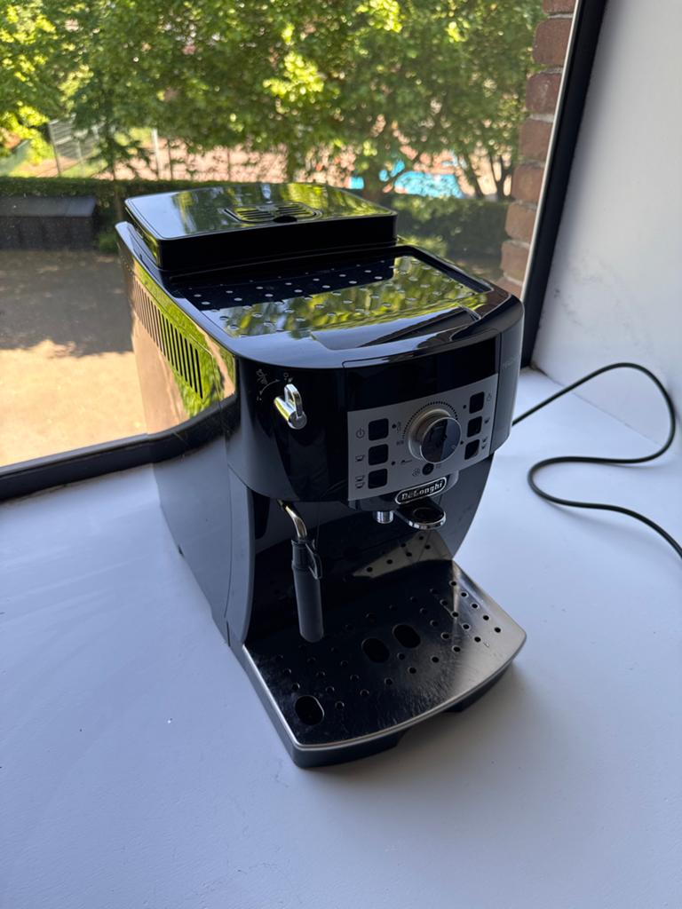 DeLonghi Magnifica S volautomatische espressomachine, Witgoed en Apparatuur, Koffiezetapparaten, Ophalen, Afneembaar waterreservoir