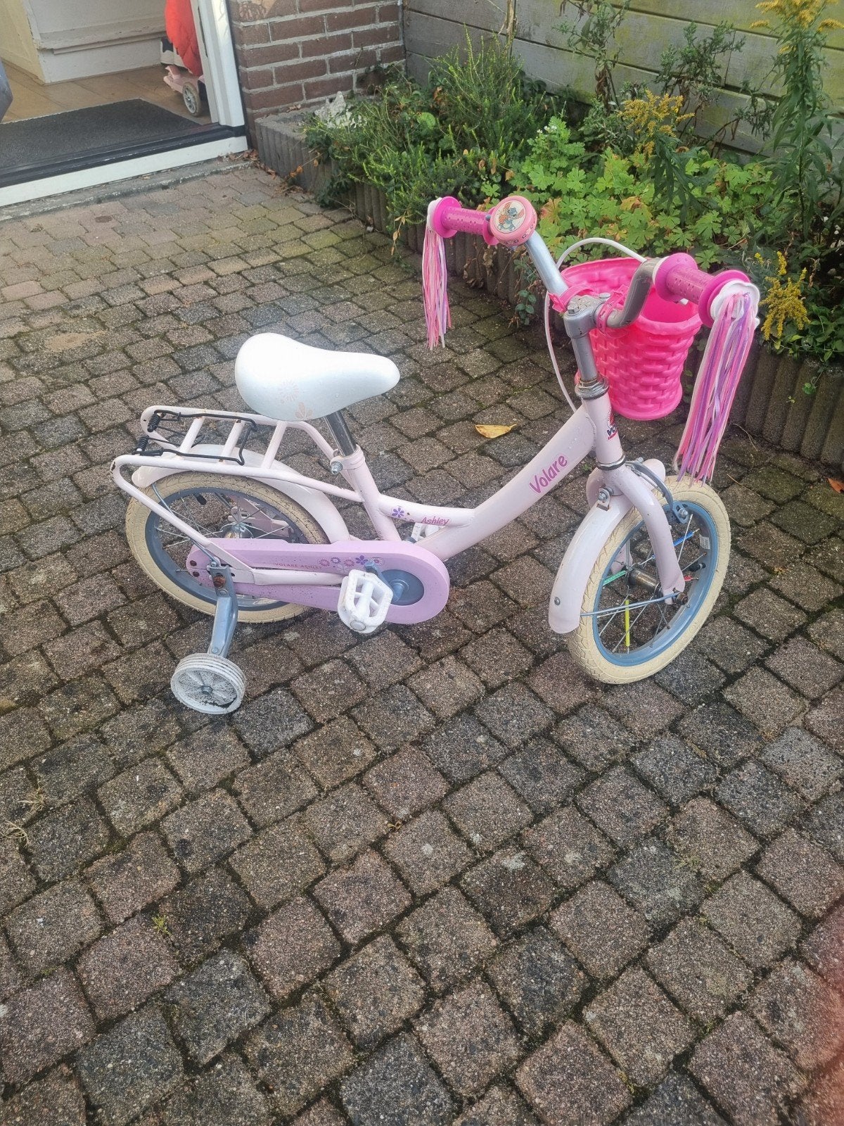 Roze kinderfiets met zijwieltjes, Fietsen en Brommers, Fietsen | Kinderfietsjes, Terugtraprem, Zijwieltjes, Volare, Ophalen of Verzenden