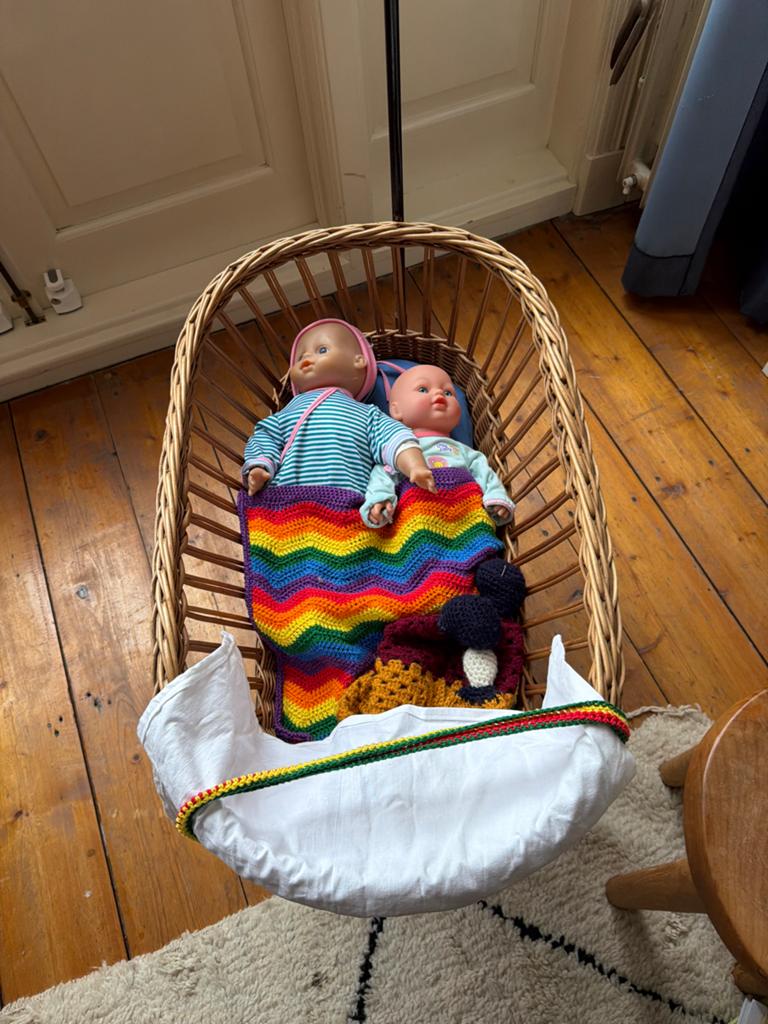 Rieten wiegje met hemeltje, poppen en accessoires, Kinderen en Baby's, Ophalen, Zo goed als nieuw, Stoel(en)