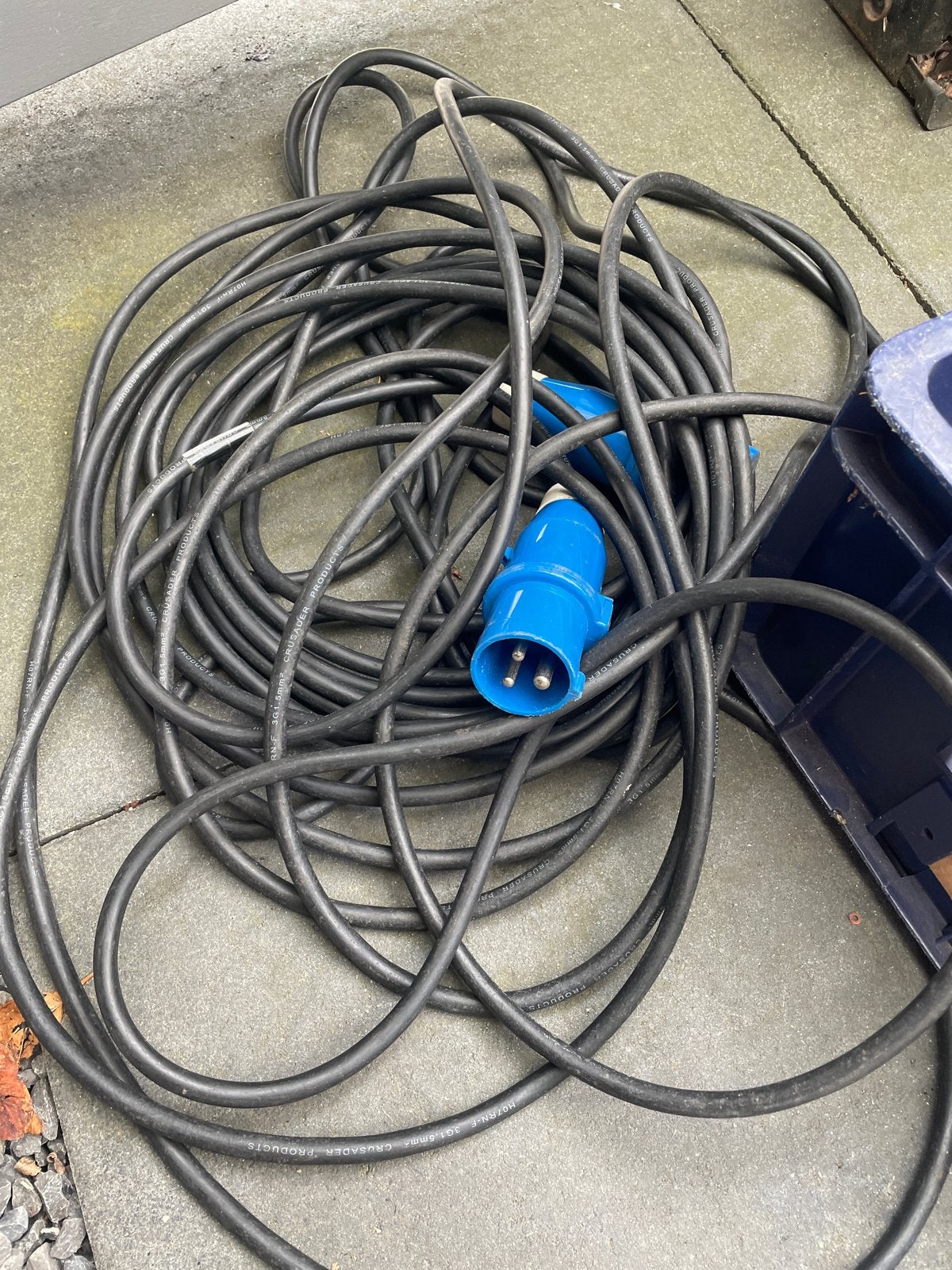 Zwarte stroomkabel met blauwe CEE stekkers, Ophalen of Verzenden, Gebruikt, Overige merken, Kabel of Snoer