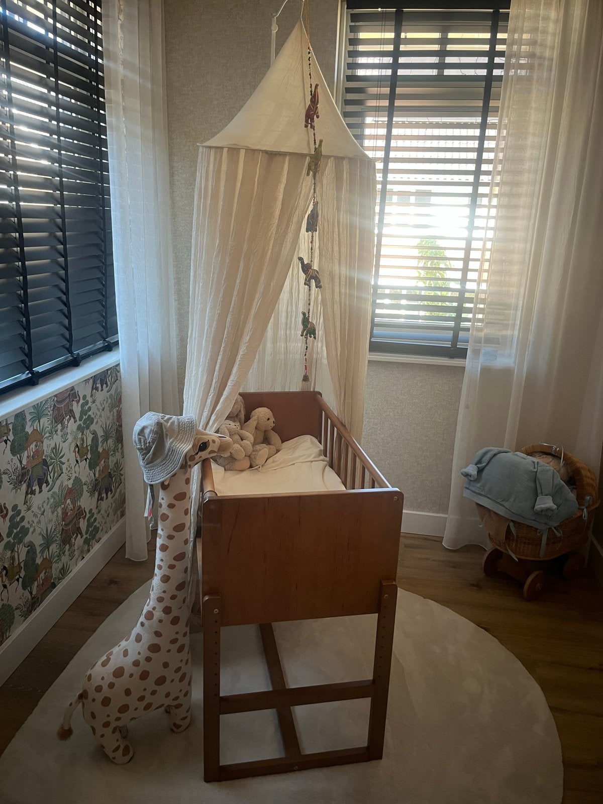 Petite Amelie Co-sleeper Walnoot, Ophalen of Verzenden, Zo goed als nieuw, Lattenbodem, Minder dan 140 cm