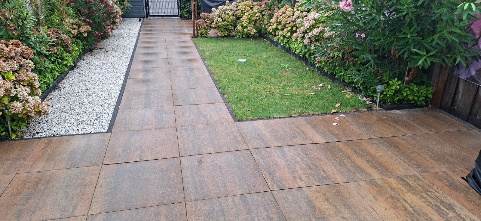Gezocht: iemand die enkele terrastegels wil herstellen, Ophalen, Beton, Terrastegels, Gecoat