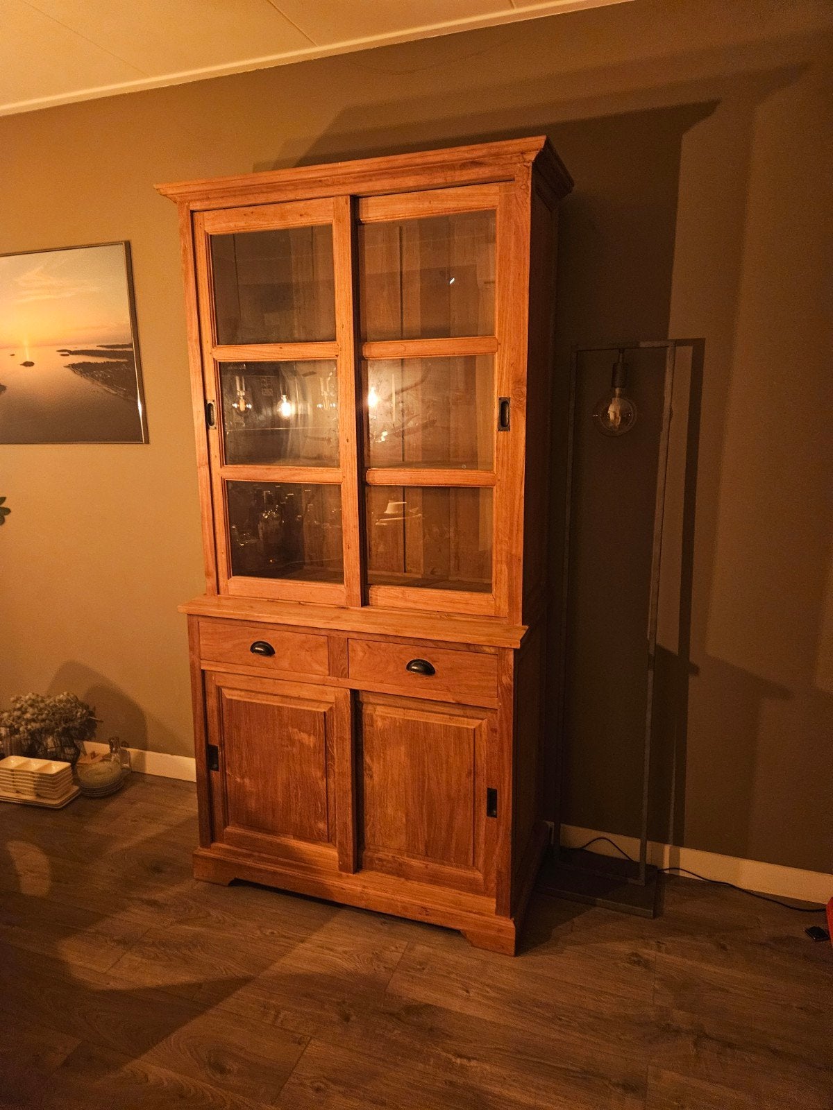 Massief teak houten vitrinekast met schuifdeuren, Ophalen, Gebruikt, Met lade(s), 50 tot 100 cm