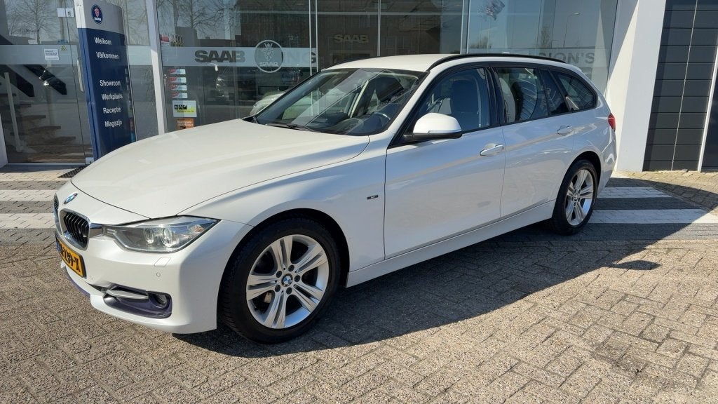 BMW 3 Serie Touring 316i Sport High Executive (bj 2015), Auto's, Automaat, Gebruikt, 1445 kg, Wit