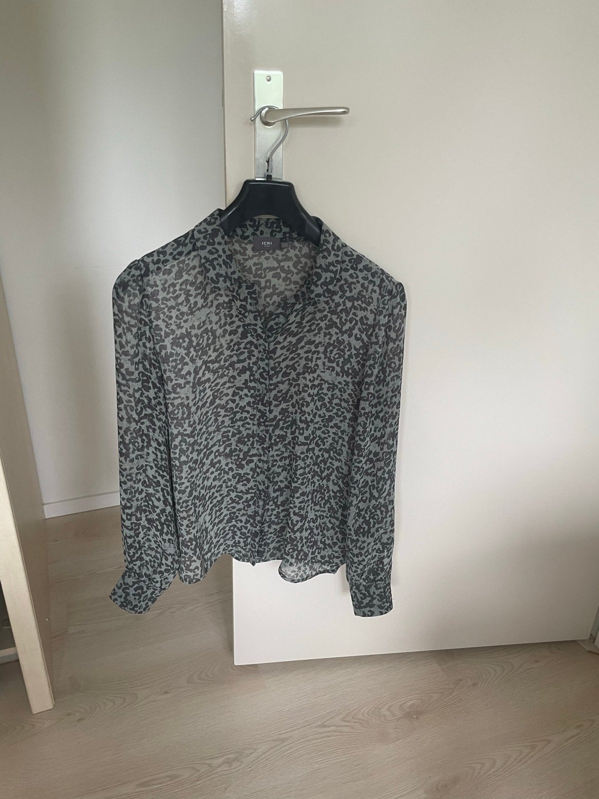 Zo goed als nieuwe blouse met luipaardprint - Maat 36, Ophalen of Verzenden, Zo goed als nieuw, Maat 36 (S), Grijs
