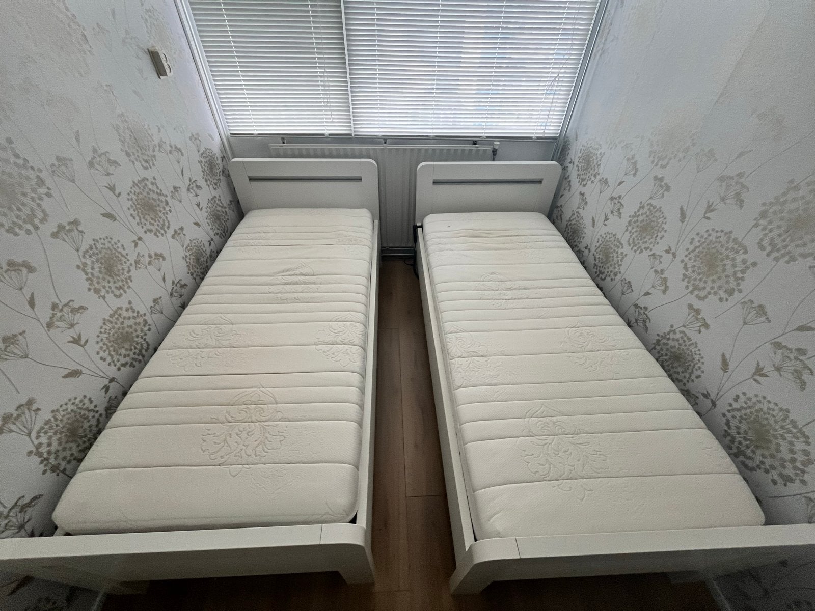 2 keer 1 persoons met verstelbaar hoofdeinde, Ophalen, 90 cm, Eenpersoons, Wit