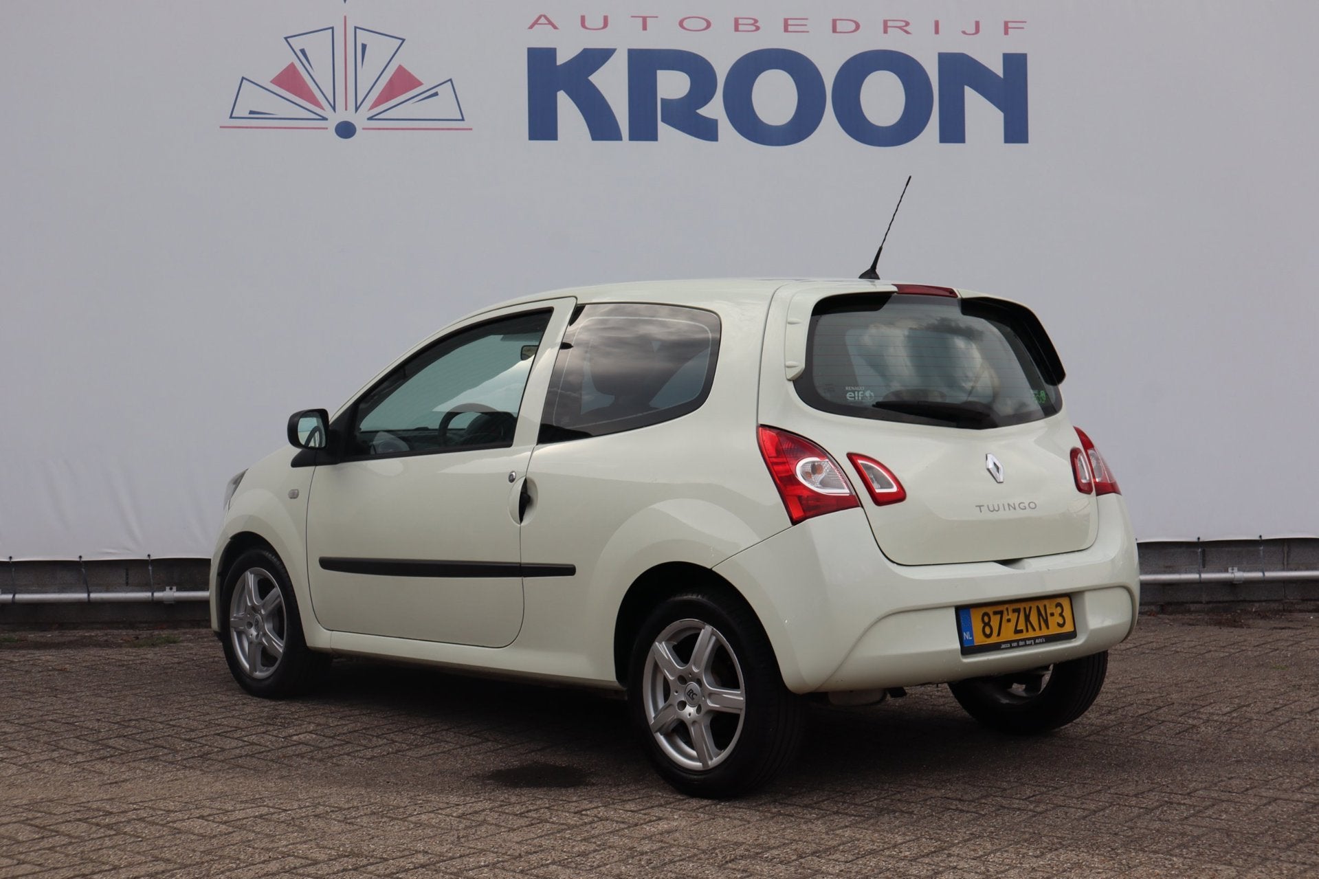 Renault Twingo 1.2 16V Authentique I APK t/m 02-09-2027!, Voorwielaandrijving, Gebruikt, Zwart, 4 cilinders