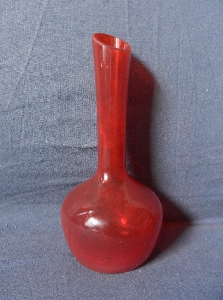 Rode glazen vaas met hoge hals Skandinavie Lindshammer? h 19, Antiek en Kunst, Glas, Vaas, Ophalen of Verzenden, Rood