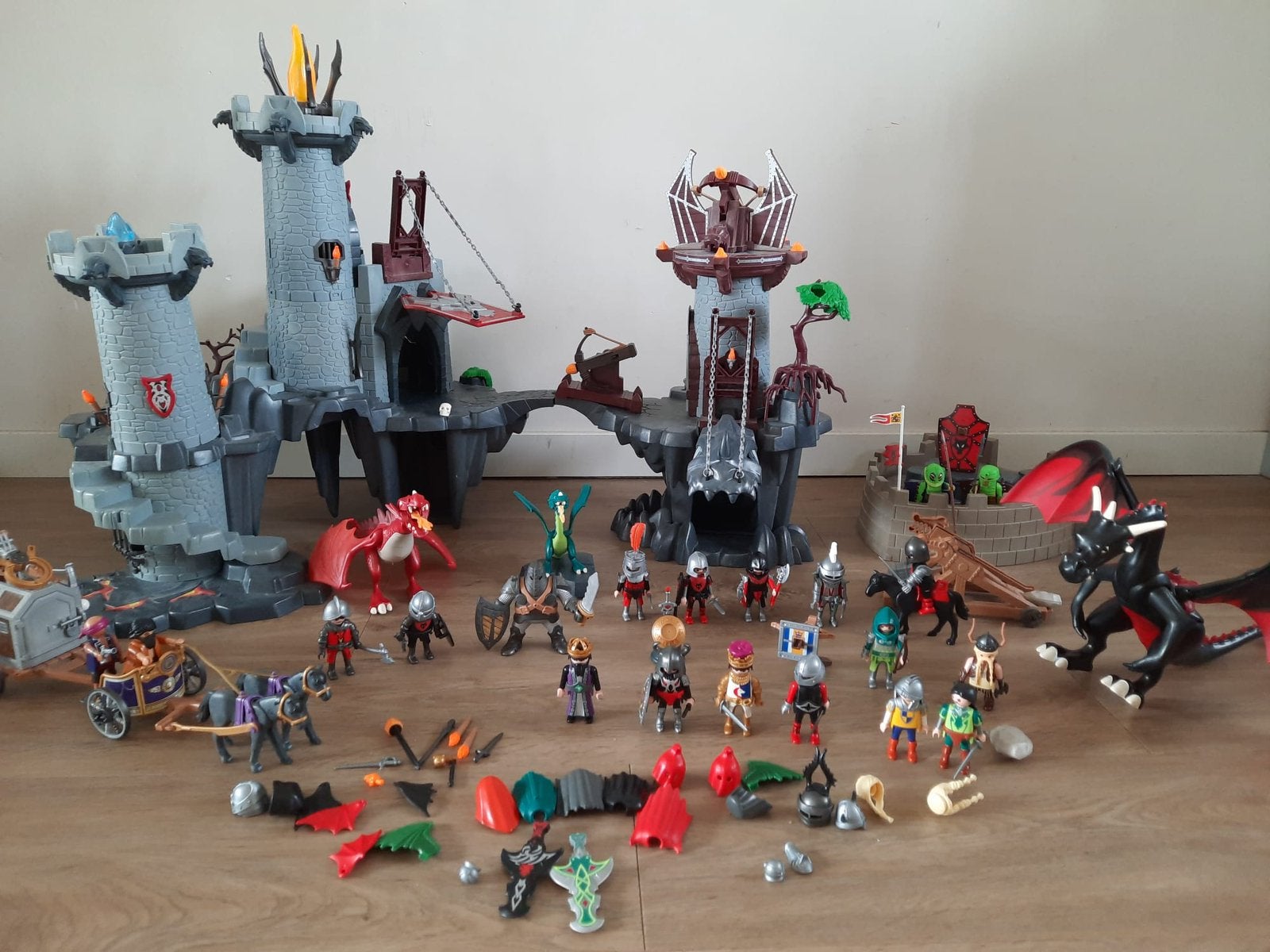 Playmobil drakenkasteel met veel poppetjes, Ophalen of Verzenden, Zo goed als nieuw