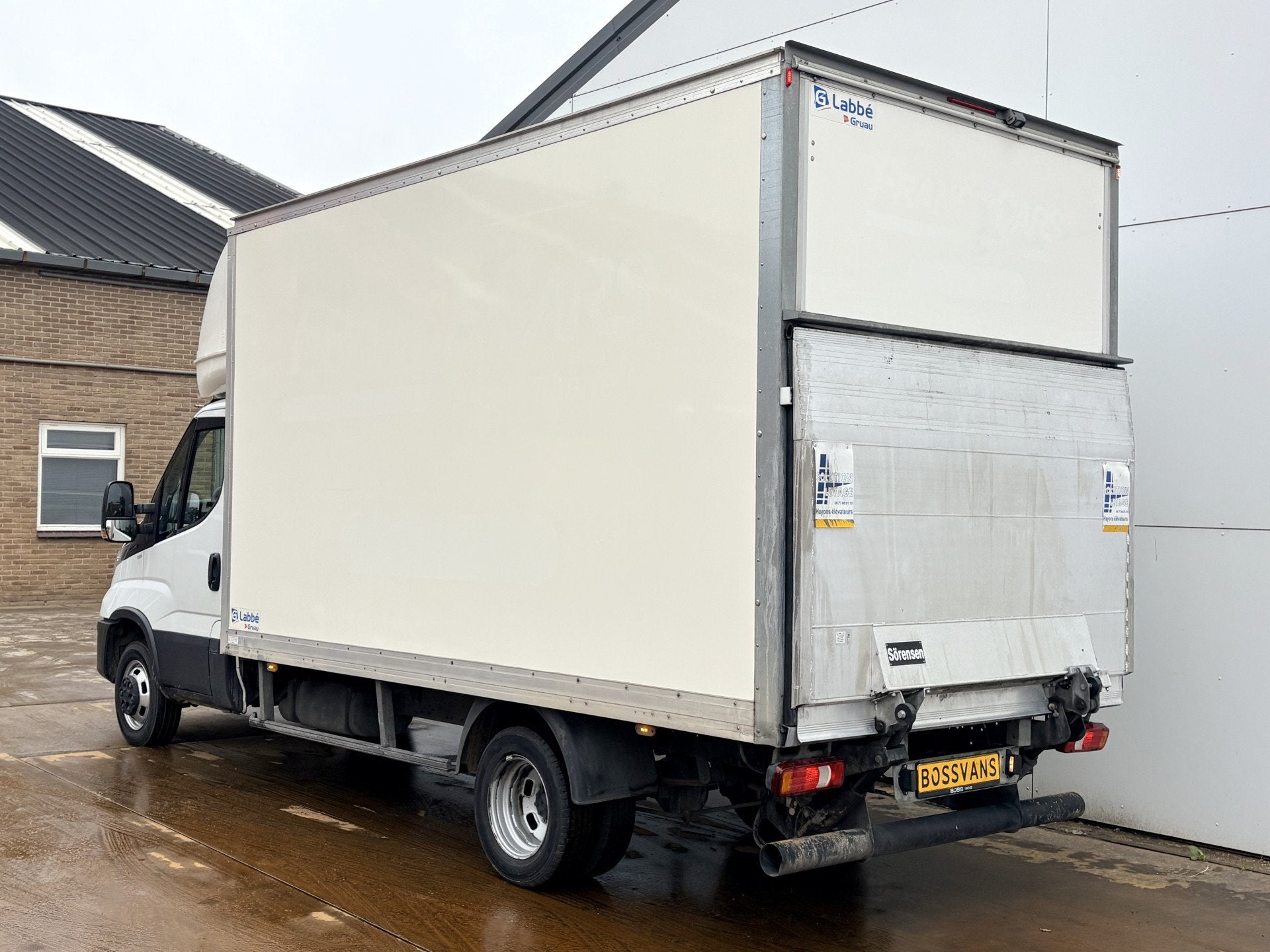 Iveco Daily 35C16 3.0 160PK Laadklep Zijdeur Camera Climate, Auto's, Gebruikt, Zwart, 4 cilinders, Iveco