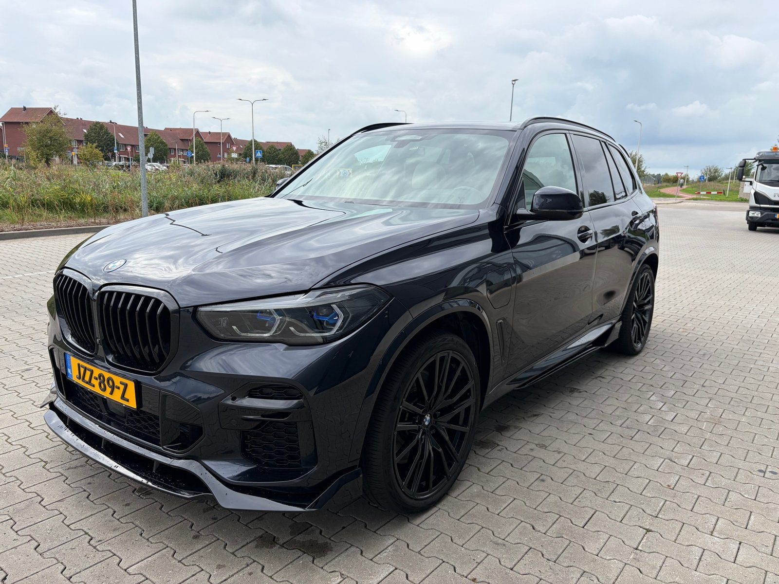 BMW X5 Xdrive45e 2023 carbon zwart pano hud VOL OPTIE, 77 km/l, X5, Zwart, 2410 kg