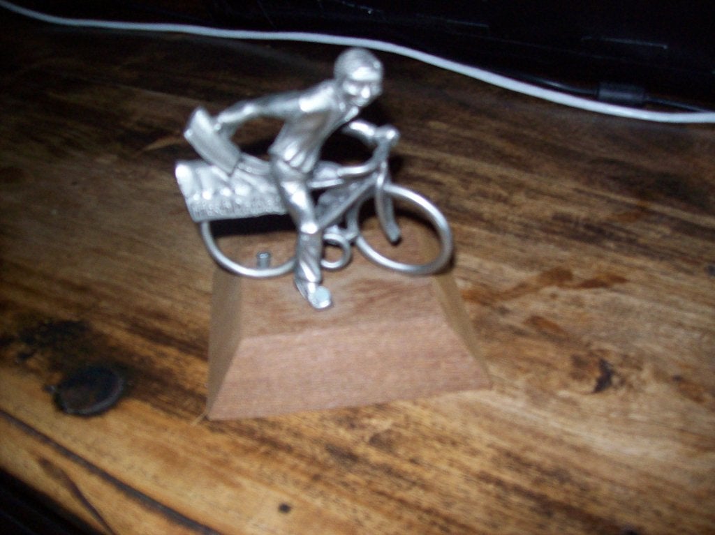 metalen krantenbezorger op fiets, Ophalen, Zo goed als nieuw, Reclamebord