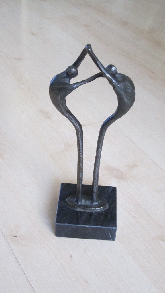 beeldje "Van mens tot mens"  ( Artihove, Corry Ammerlaan), Ophalen of Verzenden, Beeld, Minder dan 20 cm