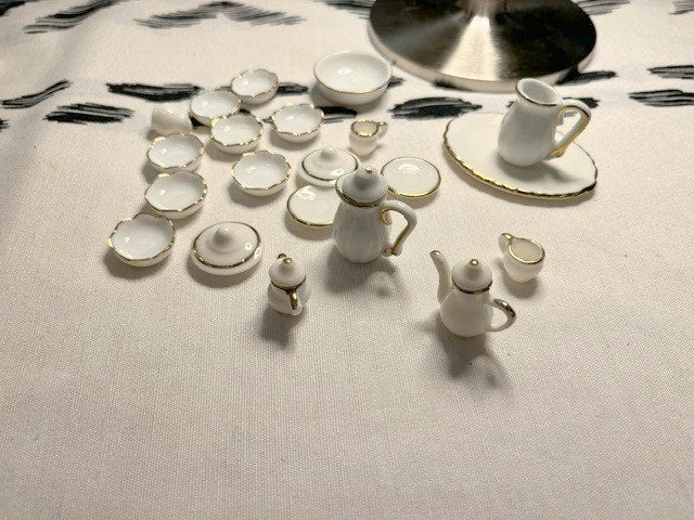 Poppenhuis spullen: compleet wit servies met goudrand, Verzamelen, Poppenhuizen en Toebehoren, Ophalen of Verzenden, Poppenhuis