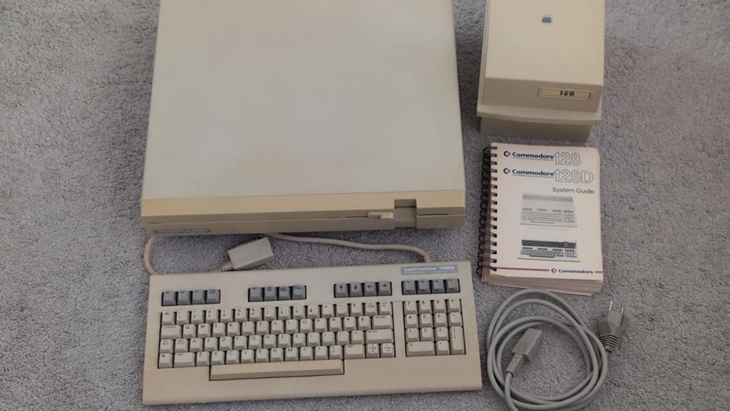 Commodore 128 DCR (metal), books, floppies, Computers en Software, Ophalen of Verzenden