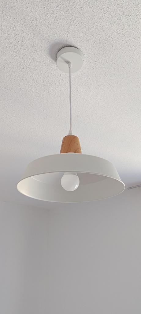 Set van 2 Witte Hanglampen met Houten Detail, Huis en Inrichting, Lampen | Hanglampen, Ophalen, Modern, Scandinavisch, Zo goed als nieuw