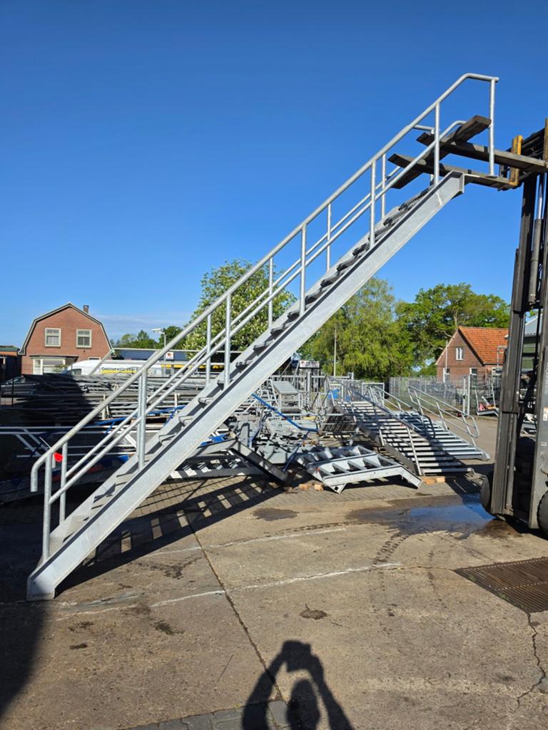 Stalen trap gegalv hoog 3,95mtr nor081, Ophalen, 2 tot 4 meter