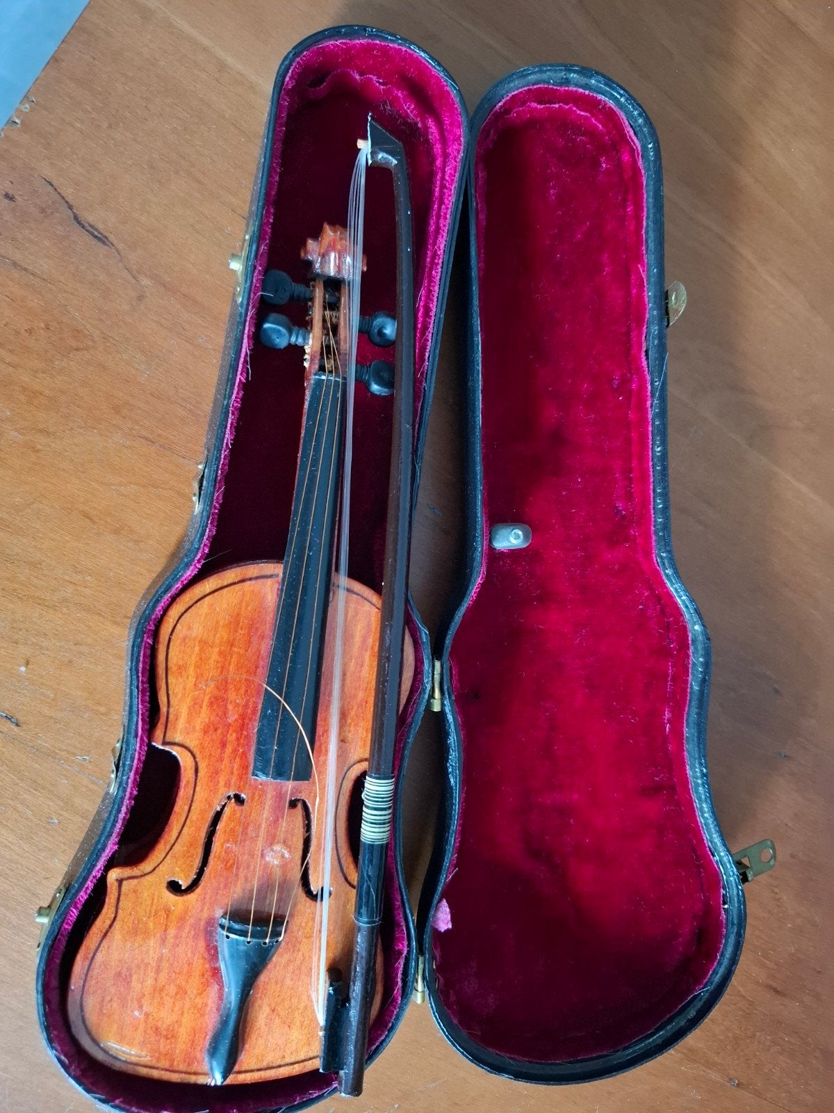 Miniatuur viool met koffer en strijkstok, Muziek en Instrumenten, Ophalen, Gebruikt, Overige formaten, Viool