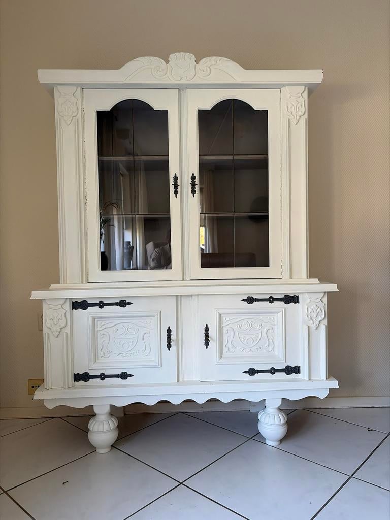 Vintage witte buffetkast met glas en houtsnijwerk, Antiek en Kunst, Ophalen