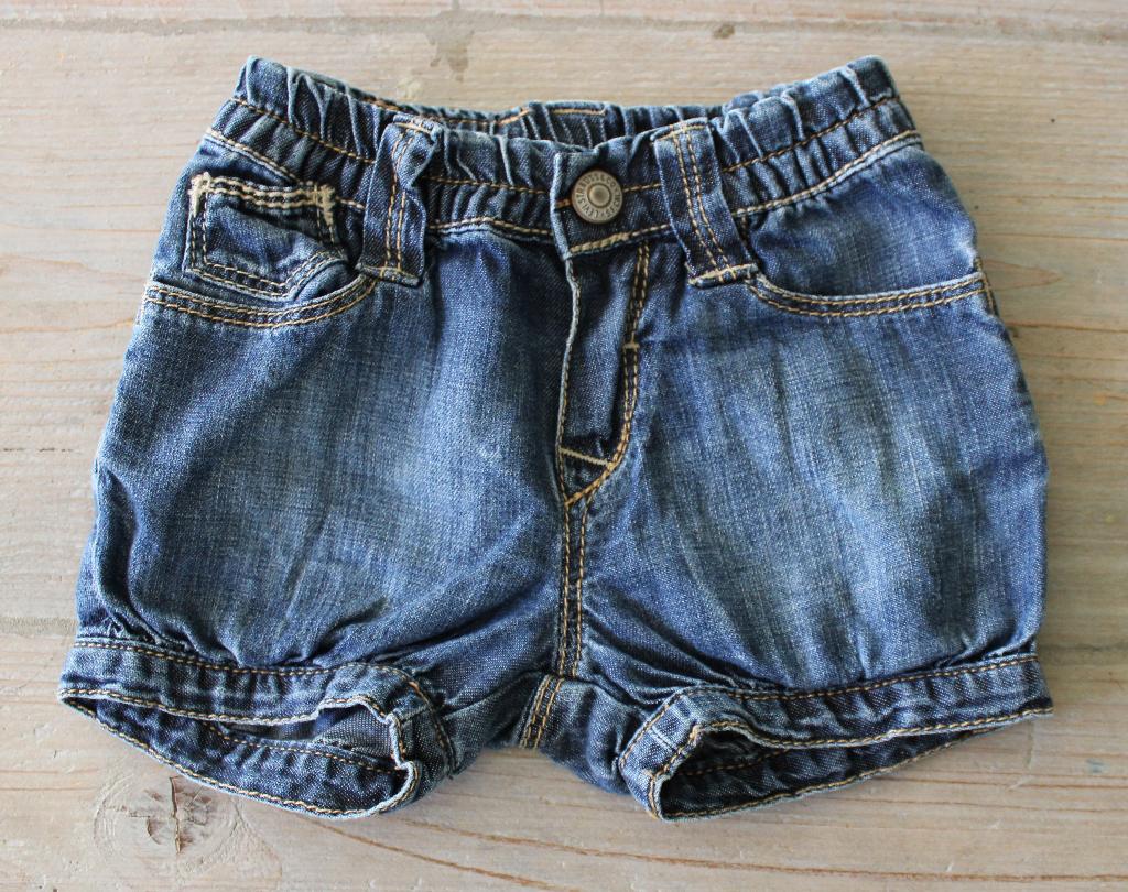 Denim short van Levi's maat 6m / 68, Gebruikt, Broekje, Meisje, Ophalen of Verzenden