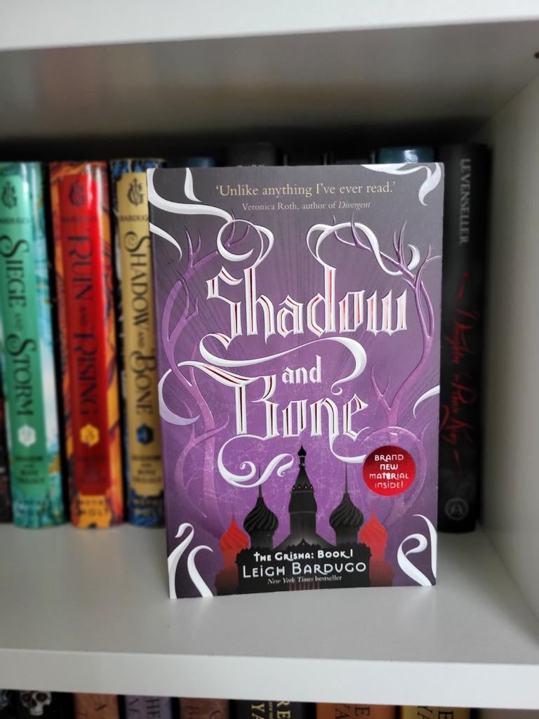 Shadow and Bone Leigh Bardugo Grisha book 1, Boeken, Fantasy, Zo goed als nieuw, Ophalen of Verzenden