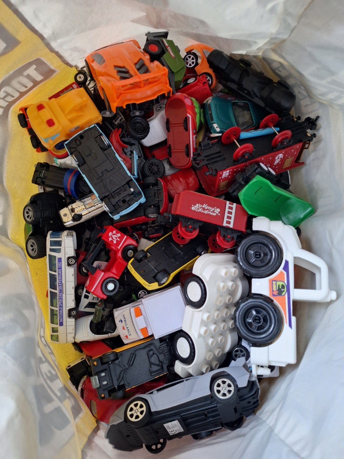 tas met speelgoed autos, Ophalen, Zo goed als nieuw