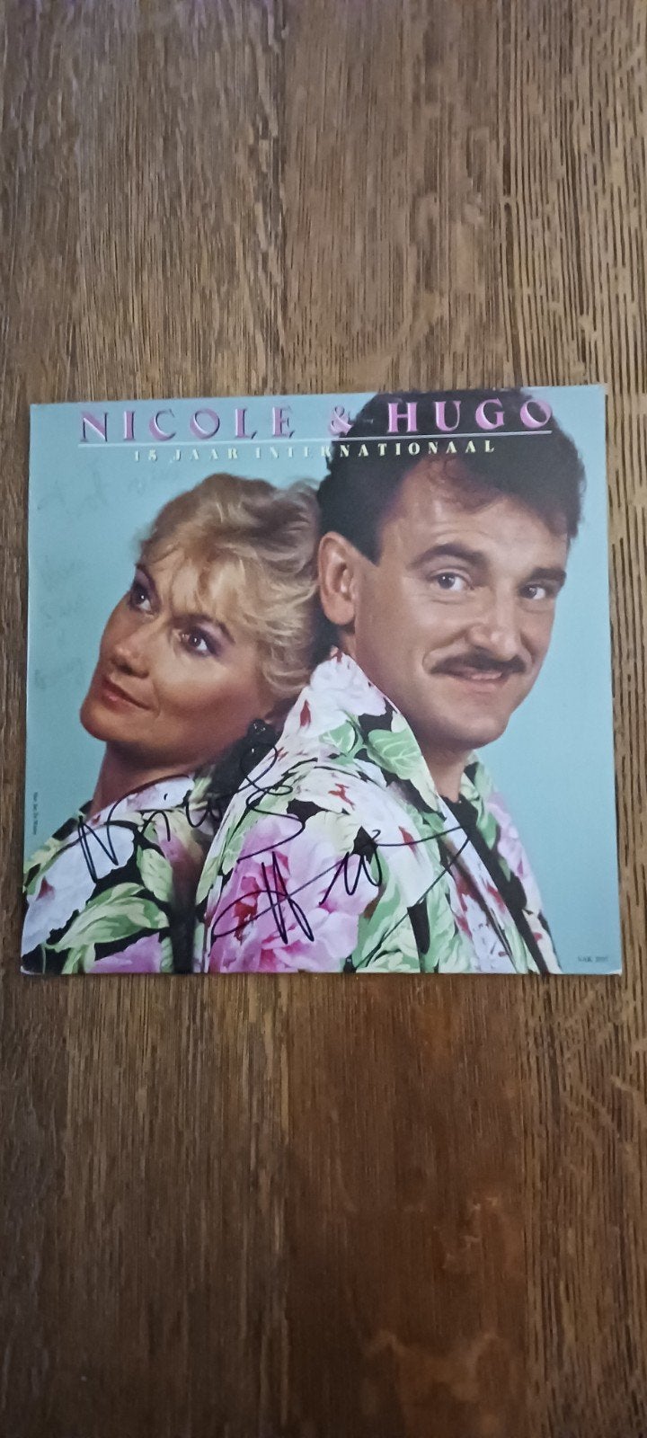 lP NICOLE & HUGO 15 JAAR INTERNATIONAAL  MET HANDTEKENINGEN, Cd's en Dvd's, Vinyl | Nederlandstalig, Ophalen of Verzenden, Zo goed als nieuw